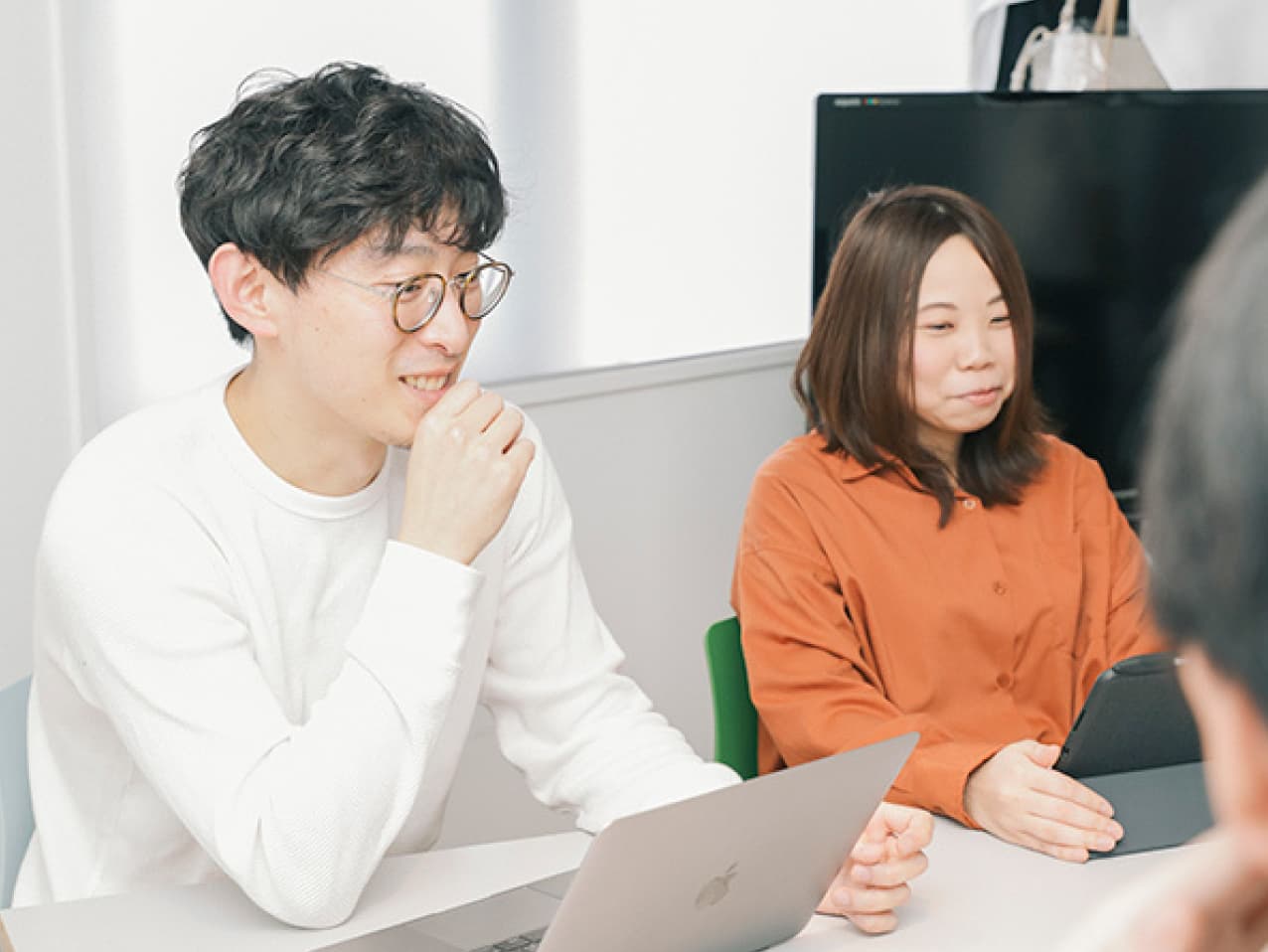 カジュアルな格好で仕事する様子