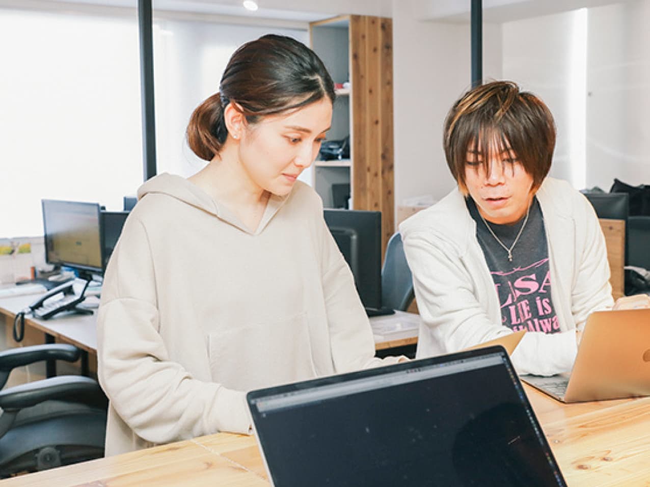 カジュアルな格好で仕事する様子
